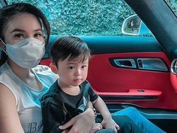 Foto Dipangku Sandra Dewi, Kulit Glowing Raphael Moeis Bikin Salfok