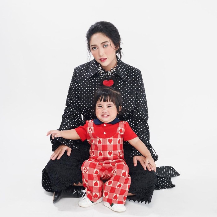 Sebelumnya, Rachel Vennya mengunggah video Q&A di Kanal Youtube-nya. Ia menjawab berbagai pertanyaan netizen, baik perkara perceraiannya dengan Niko hingga hubungan dengan kedua anaknya. (Foto: instagram.com/rachelvennya/)
