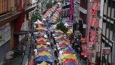 FOTO: Kembalinya Semarak Pasar Ramadan Tertua di Malaysia Salah satu pasar Ramadan tertua di Malaysia kembali digelar. Pasar yang digelar di Kampung Baru itu memiliki kedekatan tersendiri dengan masyarakat sekitar.