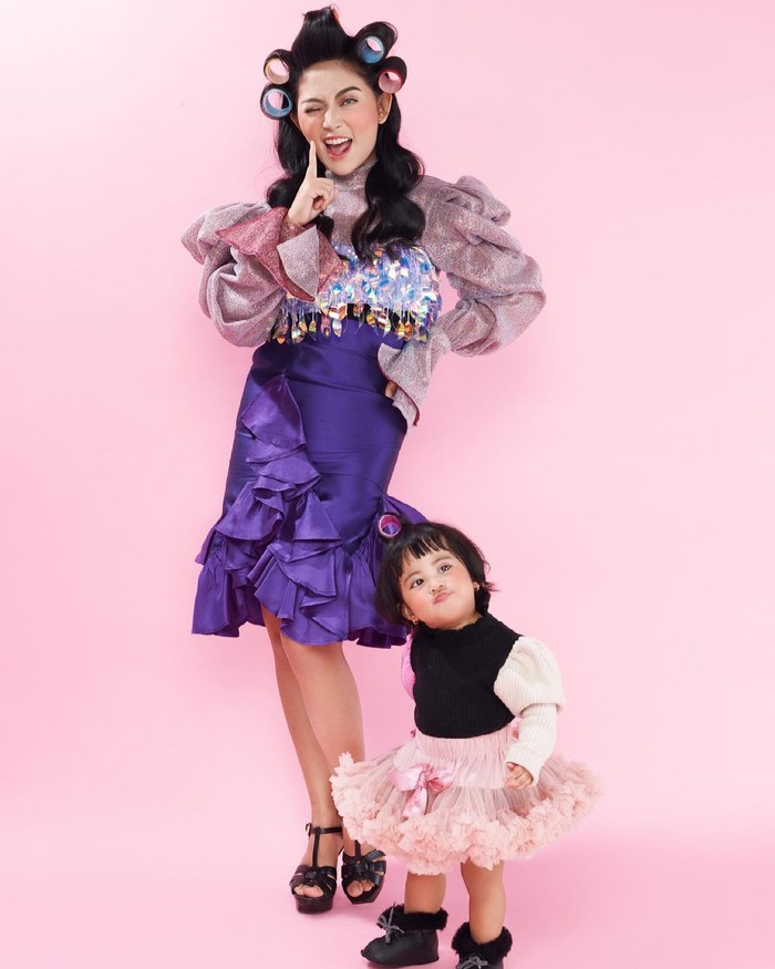 Si lucu Chava yang masih berusia 1,5 tahun ini tampak menikmati sesi foto dengan sang ibunda. Ia juga luwes memberikan pose dan ekspresi lucu di hadapan kamera. (Foto: instagram.com/rachelvennya/)