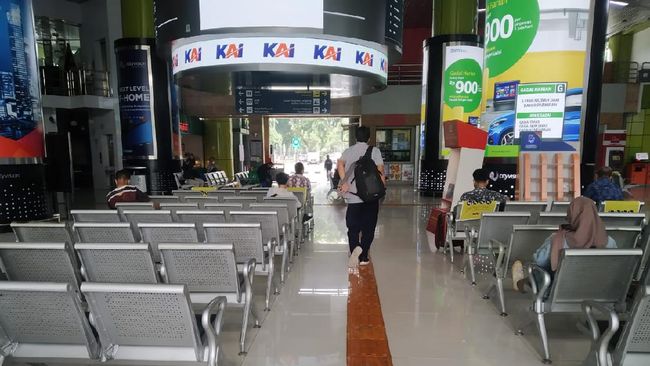 Imbas pemblokiran jalan karena kabar reuni alumni 212, keberangkatan kereta api pelayanan Stasiun Gambir dipindahkan ke Jatinegara, Jaktim.