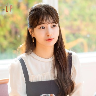 Suzy Dilirik untuk Bintangi Drama Adaptasi Webtoon 'The Girl Downstairs'