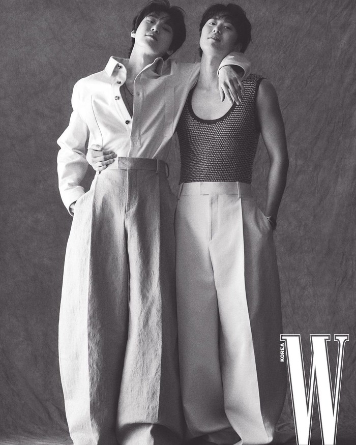 Tampil mempesona dengan gaya yang sama, keduanya terlihat sangat mirip, kan? (Foto: instagram @wkorea)
