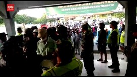 VIDEO: Penumpang Masih Berdesakan di Pelabuhan Jangkar