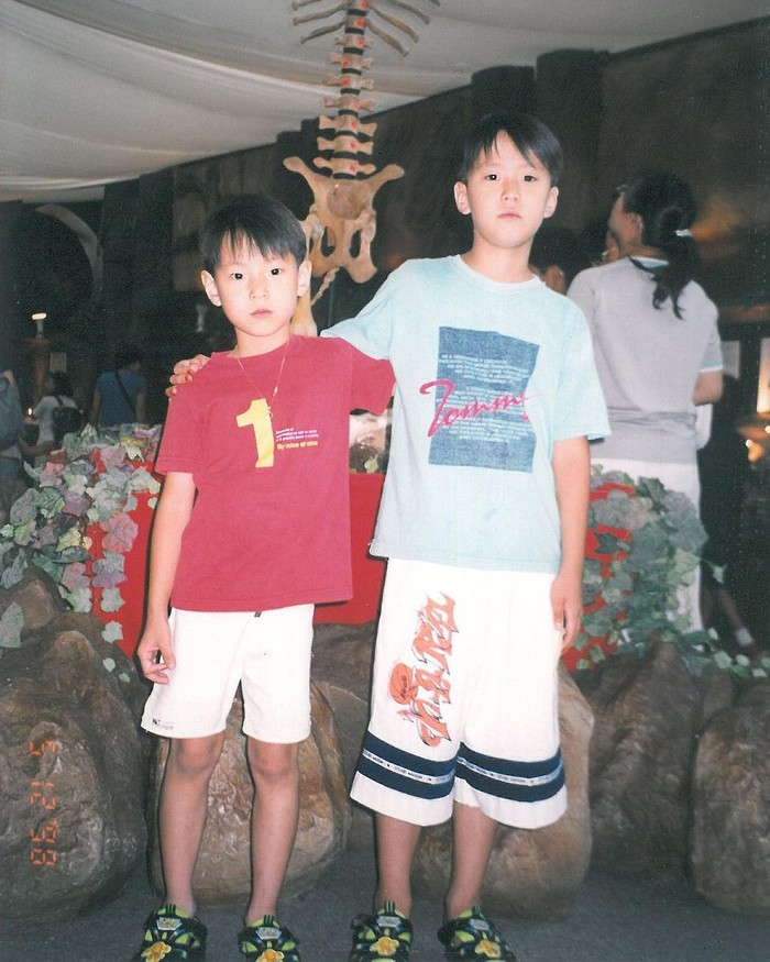 Tidak hanya pemotretan terbaru, majalah W Korea juga membagikan foto-foto semasa kecil Doyoung dan Gong Myung yang menggemaskan. (Foto: instagram @wkorea)