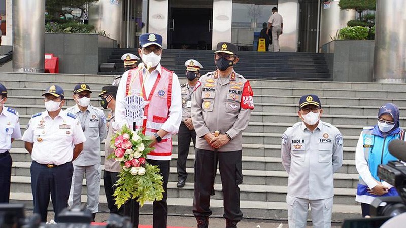 Menteri Perhubungan RI Budi Karya Sumadi beserta Kakorlantas Polri Irjen Pol Istiono melepas Tim Pengawasan dan Pengendalian Arus Lalu Lintas Operasi Ketupat