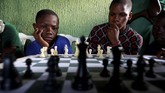 FOTO: Catur dan Harapan Bebas Miskin Anak-anak Nigeria Anak-anak di Nigeria berharap tak tik dan strategi yang mereka pelajari di papan catur akan membantu mereka melompat keluar dari rumah mereka di daerah kumuh