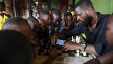 FOTO: Catur dan Harapan Bebas Miskin Anak-anak Nigeria Anak-anak di Nigeria berharap tak tik dan strategi yang mereka pelajari di papan catur akan membantu mereka melompat keluar dari rumah mereka di daerah kumuh