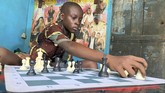 FOTO: Catur dan Harapan Bebas Miskin Anak-anak Nigeria Anak-anak di Nigeria berharap tak tik dan strategi yang mereka pelajari di papan catur akan membantu mereka melompat keluar dari rumah mereka di daerah kumuh