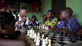 FOTO: Catur dan Harapan Bebas Miskin Anak-anak Nigeria Anak-anak di Nigeria berharap tak tik dan strategi yang mereka pelajari di papan catur akan membantu mereka melompat keluar dari rumah mereka di daerah kumuh