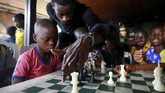 FOTO: Catur dan Harapan Bebas Miskin Anak-anak Nigeria Anak-anak di Nigeria berharap tak tik dan strategi yang mereka pelajari di papan catur akan membantu mereka melompat keluar dari rumah mereka di daerah kumuh