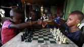 FOTO: Catur dan Harapan Bebas Miskin Anak-anak Nigeria Anak-anak di Nigeria berharap tak tik dan strategi yang mereka pelajari di papan catur akan membantu mereka melompat keluar dari rumah mereka di daerah kumuh