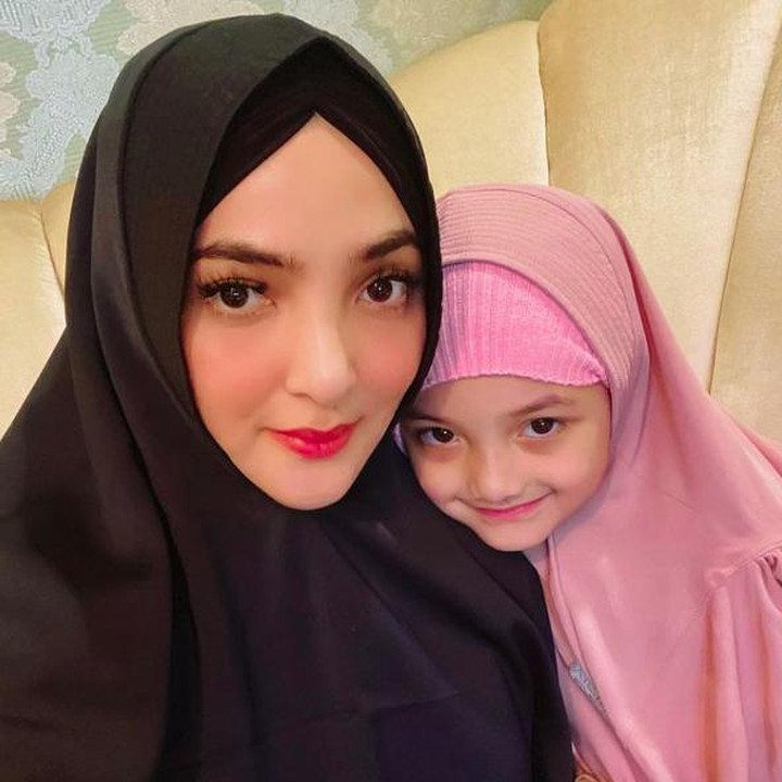 <p>Foto ini pada Ramadhan tahun lalu. Ashanty dan Arsy sama-sama cantik ya, Bunda? (Foto: Instagram @ashanty_ash)</p>