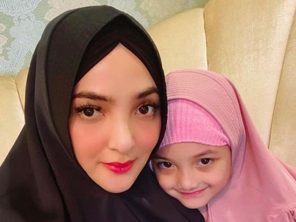 6 Potret Ashanty dan Arsy Berhijab, Sama-sama Cantik Bun