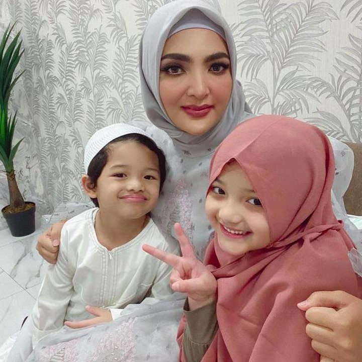<p>Foto Ashanty dan Arsy mengenakan hijab selalu mengundang perhatian netizen, Bunda. Terutama penggemarnya yang ramai-ramai memberikan pujian dan doa.</p>