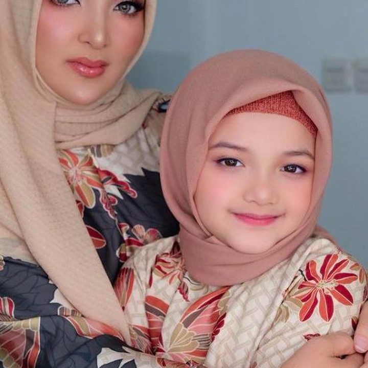<p>Potret terbaru keduanya yang mengenakan hijab dan baju Muslim. Arsy makin mirip Ashanty ya? (Foto: Instagram @ashanty_ash)</p>