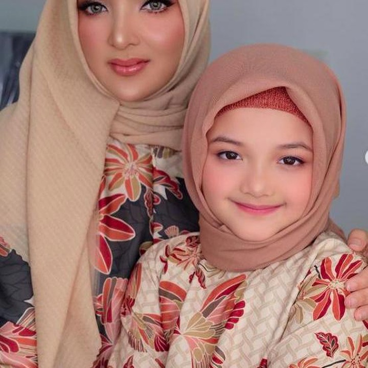 <p>Ashanty dan Arsy belum lama ini tampil berhijab di publik. Selain publikasikan foto berdua di media sosial, keduanya juga nyanyi bersama di sebuah acara dengan menggunakan hijab. (Foto: Instagram @ashanty_ash)</p>