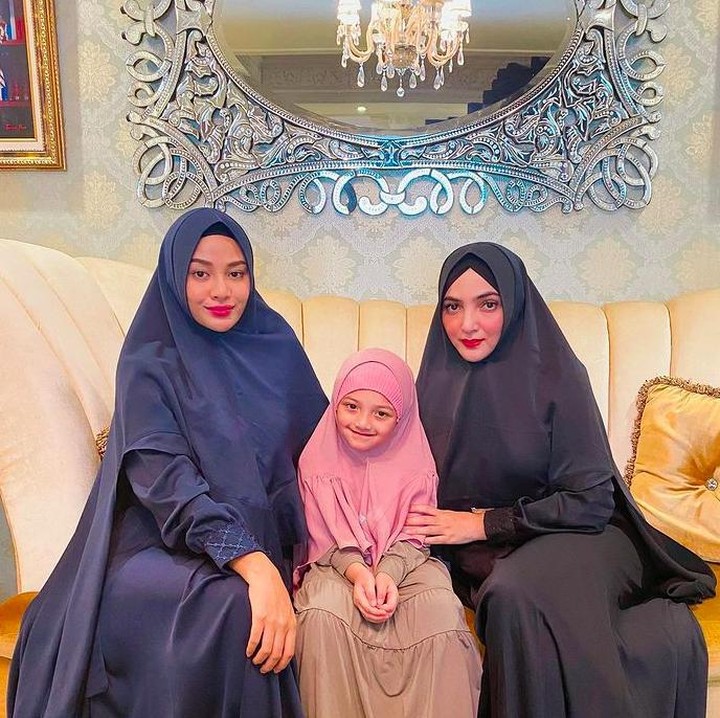 <p>Aurel Hermansyah, Arsy, dan Ashanty, kompak mengenakan khimar di bulan Ramadhan. (Foto: Instagram @ashanty_ash)</p>