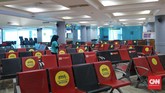 FOTO : Bandara SMB II Palembang Sepi Hari ke-1 Larangan Mudik Bandara Sultan Mahmud Badarudin (SMB) II Palembang sepi penumpang pada hari pertama penerapan larangan mudik. Kursi-kursi tunggu kosong, pos pelayanan lengang.