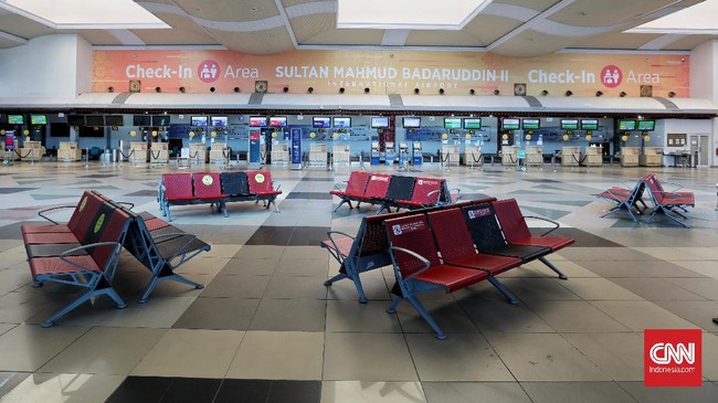 Angkasa Pura II Bandara Sultan Mahmud Badaruddin II Palembang menambah jam operasional, Minggu (8/5) yang merupakan puncak arus balik.