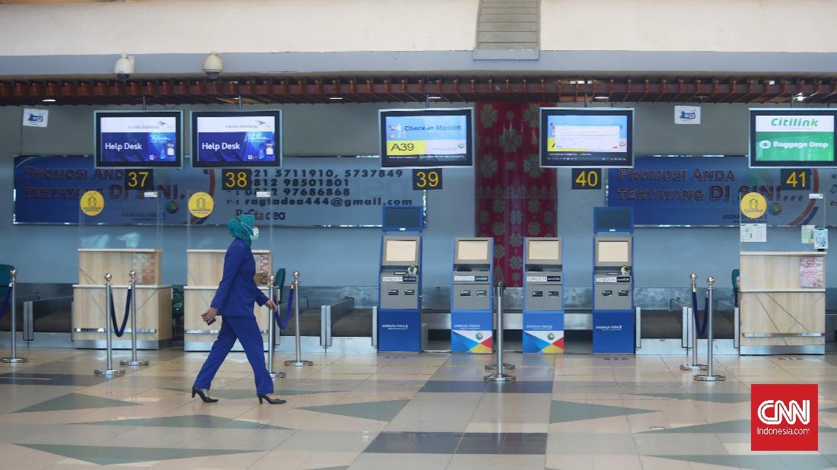 FOTO : Bandara SMB II Palembang Sepi Hari ke-1 Larangan Mudik