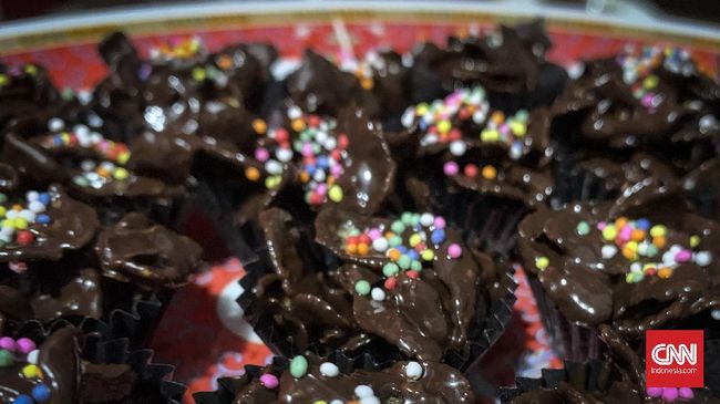 Cokelat corn flakes dapat menambah variasi sajian kue Lebaran Anda di rumah. Berikut resep mudah membuat cokelat corn flakes, tanpa perlu memanggangnya di oven.