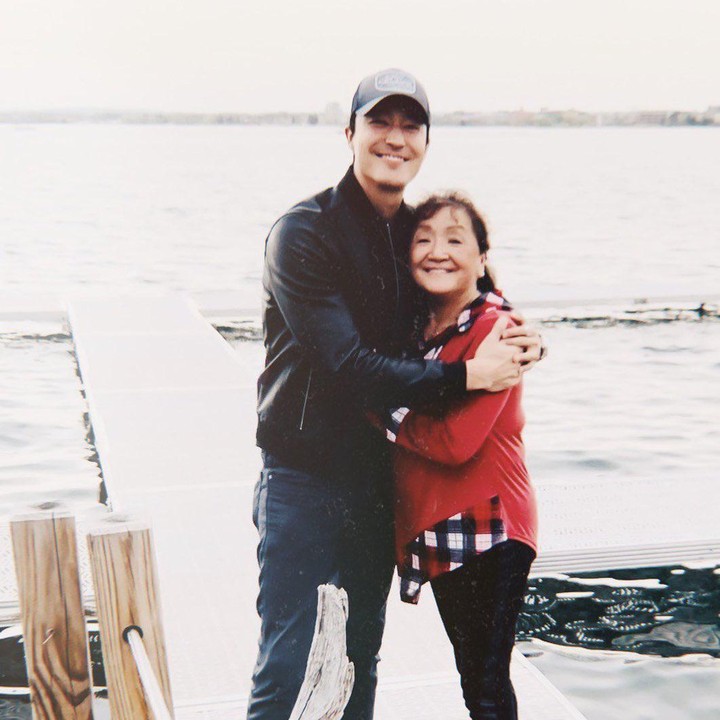 <p>Daniel Henney mewarisi darah keturunan Korea Selatan dari sang bunda. Bintang film <em>X-Men Origins: Wolverine</em> itu sering membagikan potret hangat bersama sang bunda di Instagram. Lihat saja cara Daniel memeluk sang bunda. Seperti anak kesayangan, ya? (Foto: Instagram: @danielhenney)</p>