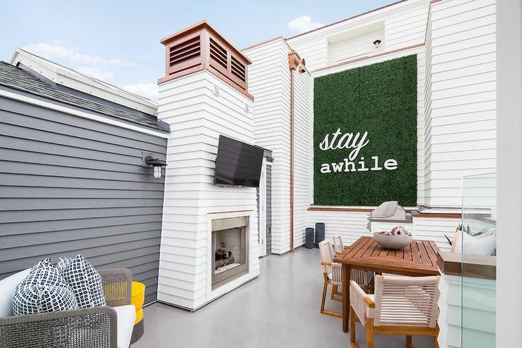 Bosan dengan tampilan dinding rumah yang itu-itu aja? Coba ubah tata letaknya Bun, atau tambahkan elemen baru pada dinding outdoor rumah minimalis.