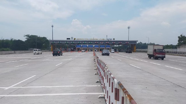 Kemenhub mencatat volume kendaraaran turun 44 persen di empat gerbang tol arah keluar Jakarta pada H+3 larangan mudik, Sabtu (8/5).