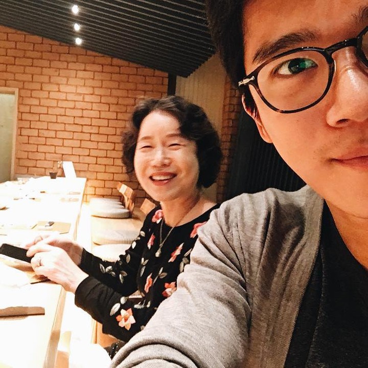 <p>Ha Seok Jin merupakan putra sulung di keluarganya. Bintang drakor <em>Crash Landing On You</em> memiliki seorang adik perempuan. Ia juga sangat dekat dengan sang bunda hingga sering membagikan potret kebersamaan mereka. Tengok saja <em>selfie</em> mereka yang imut ketika sedang makan di restoran. (Foto: Instagram: @haseokjin)</p>
