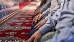 Viral Video Wanita Jadi Imam Salat, Diduga demi Konten