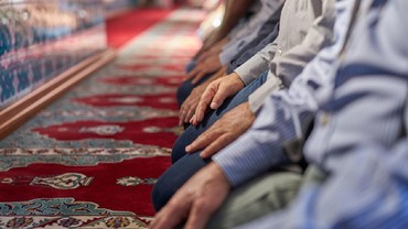 img-title Tata Cara dan Rukun Sholat 5 Waktu Lengkap Sesuai Ajaran Islam