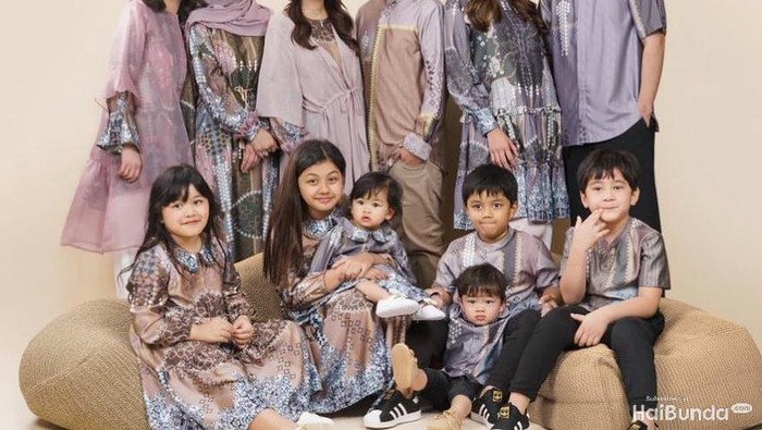 seragam keluarga untuk inspirasi baju lebaran 2021.