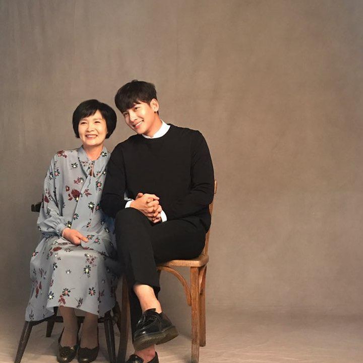 <p>Ji Chang Wook adalah anak satu-satunya dari sang bunda. Tak heran jika bintang drakor <em>Healer</em> itu menjadi putra kesayangan di keluarga. Kedekatannya dengan ibunda membuat Ji Chang Wook kerap dijuluki sebagai anak mama. <em>So sweet,</em> Bunda! (Foto: Instagram: @jichangwook)</p>