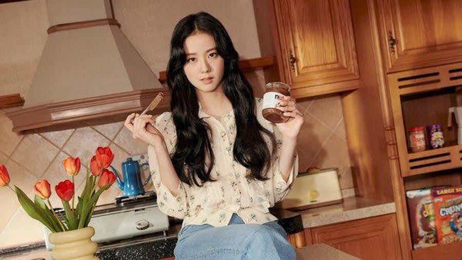 Jisoo BLACKPINK Jisoo BLACKPINK terpilih sebagai model koleksi musim panas 2021 'For A Day Michaa'. Yuk kita intip pancaran aura Jisoo diberbagai busana berbeda!