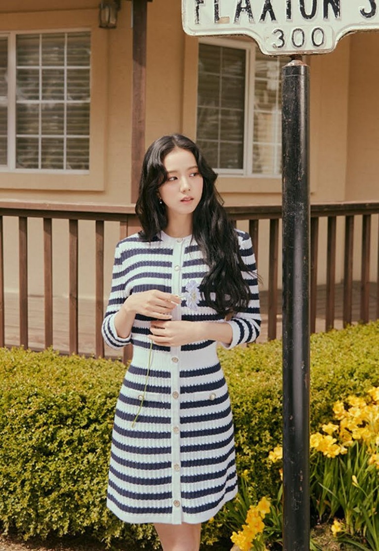 Jisoo BLACKPINK Jisoo BLACKPINK terpilih sebagai model koleksi musim panas 2021 'For A Day Michaa'. Yuk kita intip pancaran aura Jisoo diberbagai busana berbeda!