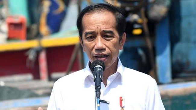 Presiden Jokowi meninjau vaksinasi bagi penumpang dan petugas KRL di Stasiun Bogor sebagai salah satu tempat yang mobilitasnya tinggi.