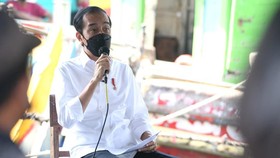 Jokowi Tinjau Vaksinasi 10 Ribu Warga di Stadion Bekasi