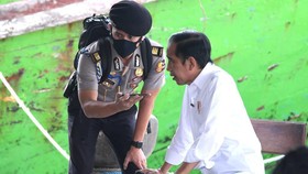 Jokowi Kerahkan TNI-Polri Kejar Target Sehari Sejuta Vaksin