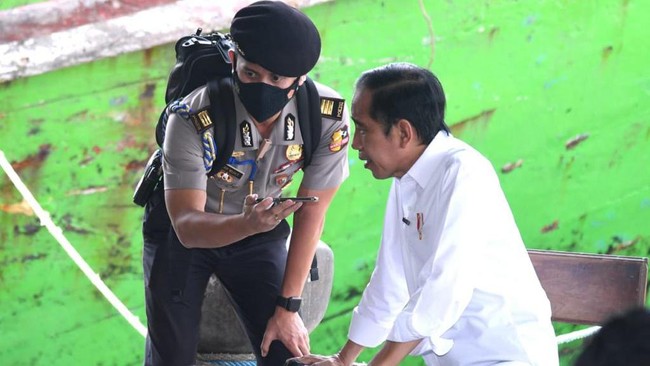 Pemerintahan Joko Widodo membentuk sentra vaksinasi TNI-Polri untuk membantu upaya target vaksinasi satu juta orang per hari.
