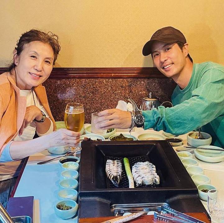 <p>Aktor tampan berusia 40 tahun ini juga memiliki kedekatan yang erat dengan ibundanya. Kim Ji Seok tak pernah bosan membagikan potret kebersamaan dengan ibunda lewat Instagram. Mereka sering menghabiskan waktu dengan menyantap hidangan bersama. (Foto: Instagram: @kimjiseok16)</p>