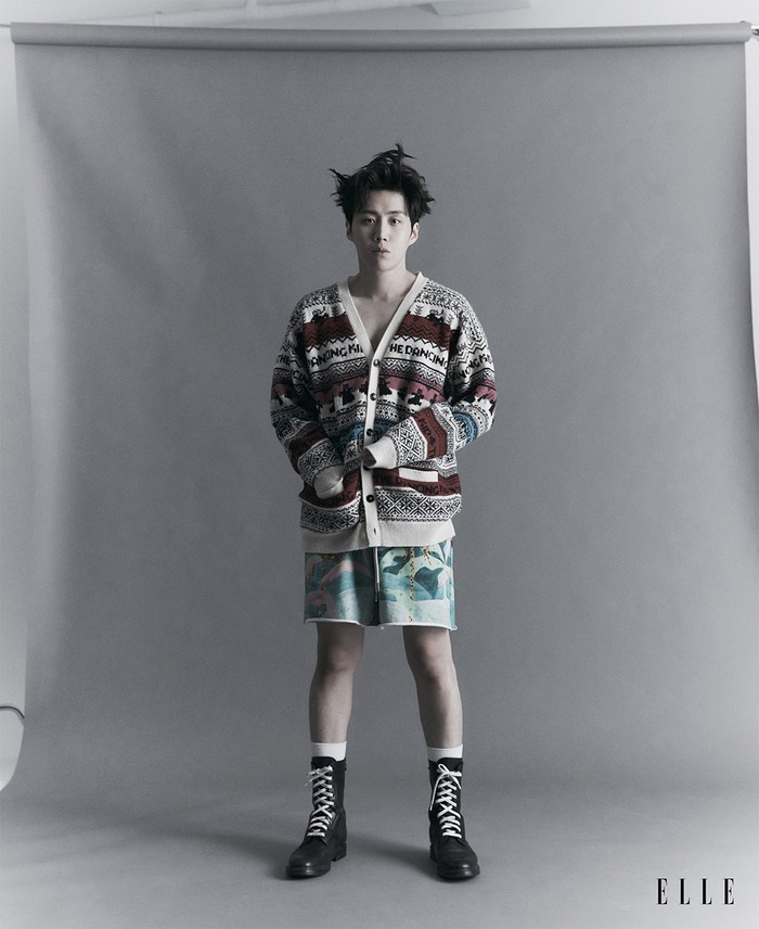 Kim Seon Ho mengaku sangat senang menjadi member 2D1N, karena berkat acara tersebut ia bisa mendatangi dan melakukan hal-hal yang sebelumnya tak pernah ia pikirkan. Melalui acara tersebut ia merasa kembali muda (Foto: elle.com.sg)