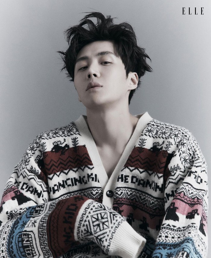 Kim Seon Ho pun akhirnya memulai karier teaternya pada tahun 2009. Saat itu Kim Seon Ho telah memiliki banyak fans yang akan selalu menunggunya usai pertunjukkan teater. Kim Seon Ho mengaku selalu senang dapat berinteraksi dengan mereka (Foto:elle.com.sg)