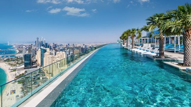 Untuk mengatasi kekeringan, sejumlah hotel di pesisir Yunani dimungkinkan untuk mengisi kolamnya dengan air laut.