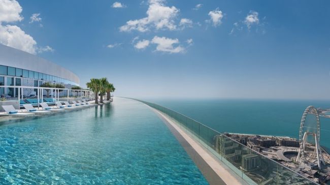 Rekor infinity pool tertinggi di dunia saat ini dipegang oleh salah satu hotel mewah di Dubai.