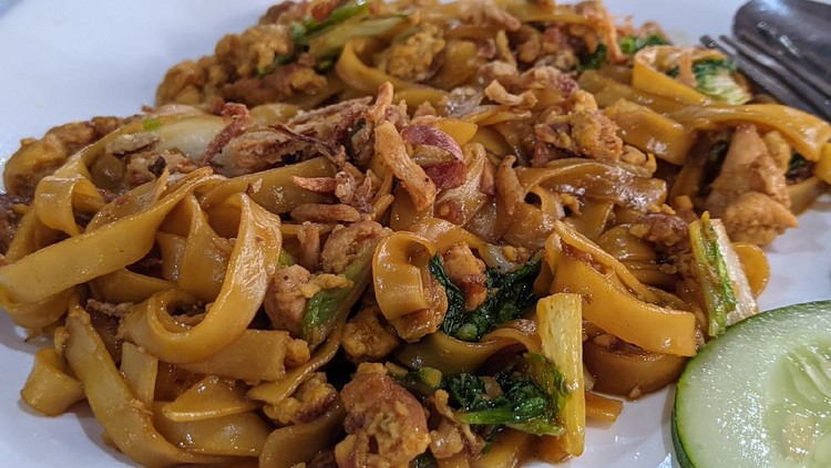 Some of the food in Indonesia comes from other countries, one of which is kwetiau which comes from China. But all of them were modified by Indonesians so that the taste suits Indonesian tastes