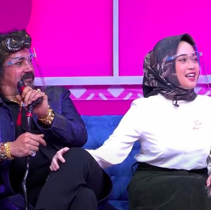 <p>Cecillia Gina kerap ikut menemani dan menonton ayahnya setiap beraksi di televisi. (Foto: YouTube Trans TV)</p>