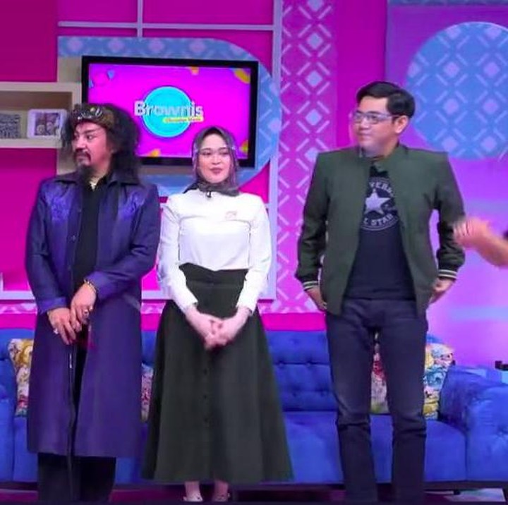 <p>Waktu datang ke Brownis Trans TV, baru-baru ini bersama sang ayah, Cecillia sampai disebut mirip Brisia Jodie. Setuju enggak, Bunda? (Foto: YouTube Trans TV)</p>