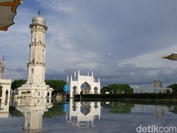 Saf Salat di Masjid Baiturrahman Aceh Kembali Rapat Usai Kasus Corona Turun