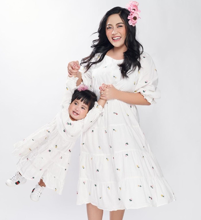 Mengajak bermain anak dengan cara diayun-ayunkan menjadi cara unik saat diajak berfoto untuk menghasilkan ekspresi ceria/Sumber/Instagram/rachelvennya.